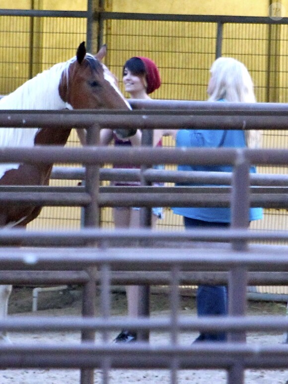 Paris Jackson et sa mère Debbie Rowe font des activités ensemble avant de dîner chez Hana Sushi à Temecula, le 4 mai 2013.