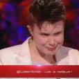 Lois pleure, déçue de sa prestation, lors de la finale de The Voice 2 le samedi 18 mai 2013 sur TF1