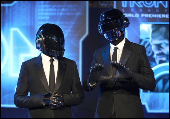 Le duo Daft Punk pour la première mondiale de "Tron : Legacy" à Los Angeles, le 11 décembre 2010.