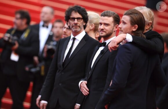 Joel Coen, Justin Timberlake, Garrett Hedlund posent à la montée des marches du film Inside Llewyn Davis lors du 66e festival du film de Cannes, le 19 mai 2013.