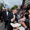 Justin Timberlake signe des autographes avant la montée des marches du film Inside Llewyn Davis lors du 66e festival du film de Cannes, le 19 mai 2013.