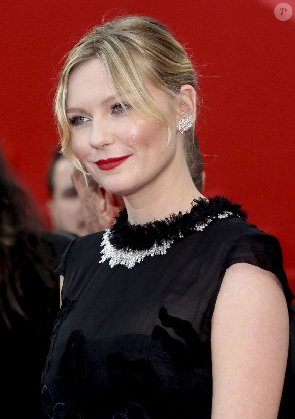 Kirsten Dunst sublime pendant la montée des marches du film Inside Llewyn Davis lors du 66e festival du film de Cannes, le 19 mai 2013.