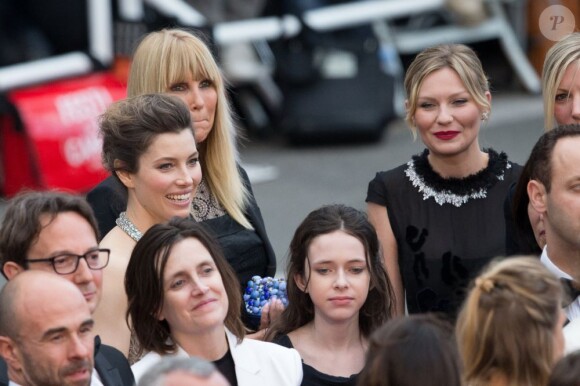 Jessica Biel et Kirsten Dunst lors de la montée des marches du film Inside Llewyn Davis lors du 66e festival du film de Cannes, le 19 mai 2013.