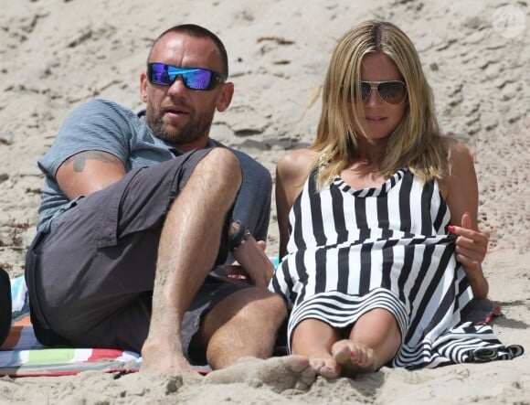Heidi Klum et son conjoint Martin Kirsten profitent d'un après-midi sur une plage de Malibu. Le 19 mai 2013.