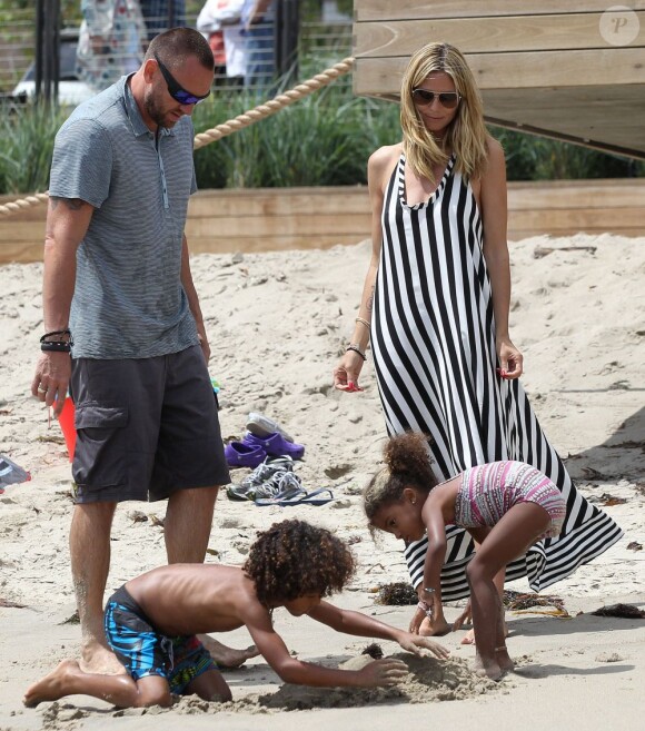 Heidi Klum et Martin Kristen regardent Johan et Lou jouer sur une plage de Malibu. Le 19 mai 2013.