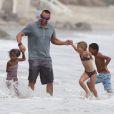 Martin Kirsten, beau-papa apprécié, joue dans l'eau avec Leni, Henry, Johan et Lou, les quatre enfants d'Heidi Klum. Malibu, le 19 mai 2013.