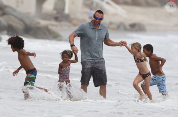Martin Kirsten, beau-papa apprécié, joue dans l'eau avec Leni, Henry, Johan et Lou, les quatre enfants d'Heidi Klum. Malibu, le 19 mai 2013.