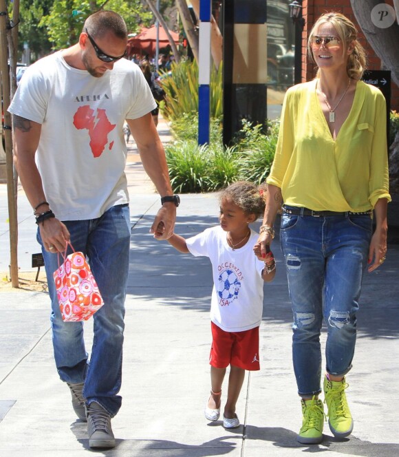Heidi Klum et Martin Kirsten emmènent Lou et les autres enfants goûter après leur match de foot. Los Angeles, le 18 mai 2013.
