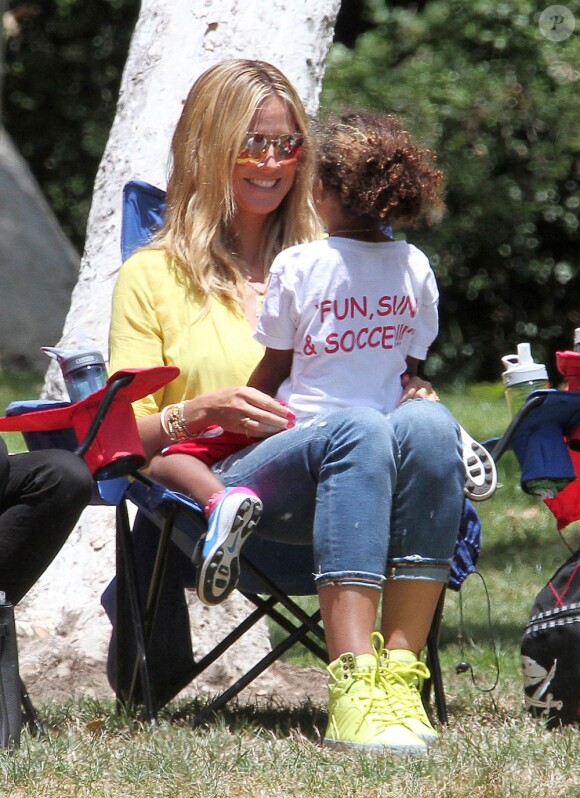Heidi Klum et sa fille Lou assistent au match de foot de Leni, Henry et Johan à Brentwood. Los Angeles, le 18 mai 2013.