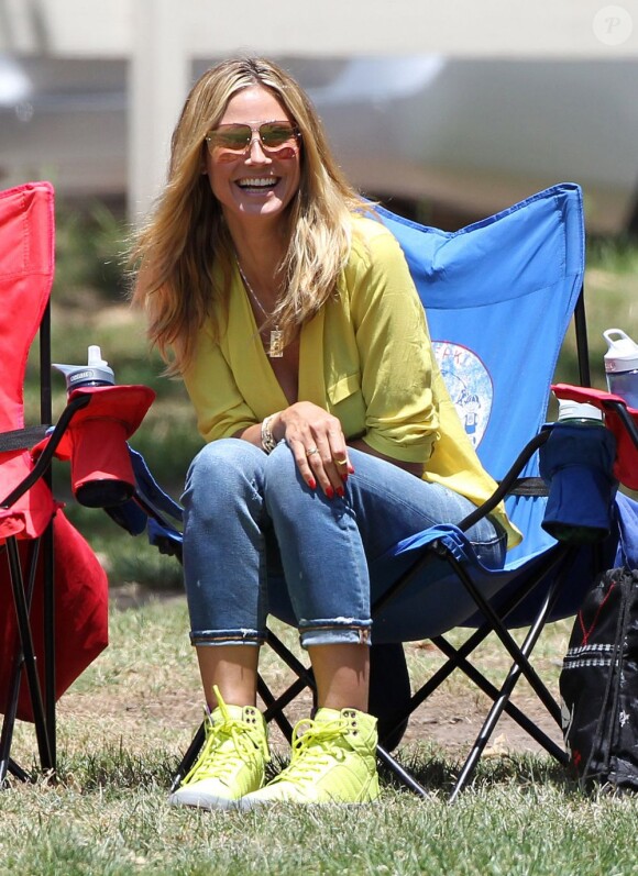 Heidi Klum, une soccer mom stylée et souriante sous le soleil de Los Angeles. Le 18 mai 2013.