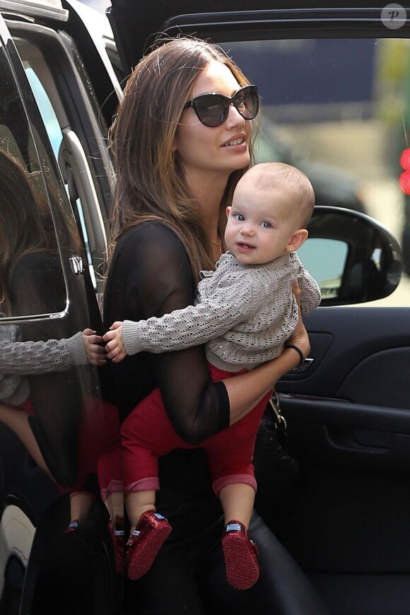 Lily Aldridge et sa fille Dixie arrivent à l'aéroport de Los Angeles le 17 mai 2013
