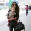 Lily Aldridge et sa fille Dixie arrivent à l'aéroport de Los Angeles le 17 mai 2013