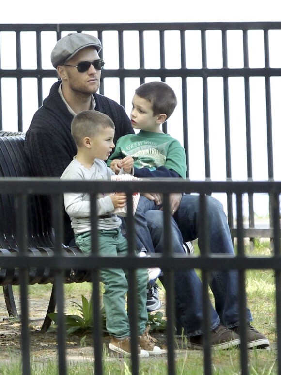 Tom Brady en mode papa poule emmène ses enfants Benjamin et John Edward jouer au parc à Boston, le 18 mai 2013