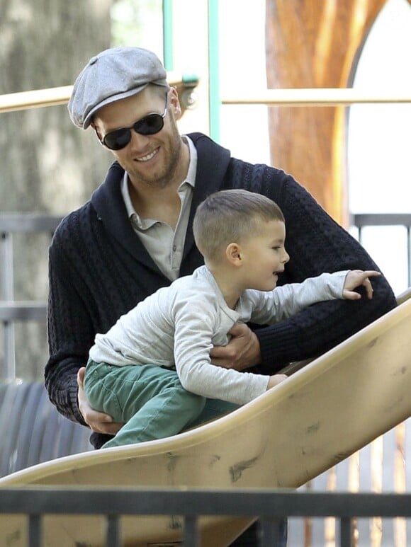 Tom Brady emmène ses enfants Benjamin et John Edward jouer au parc à Boston, le 18 mai 2013