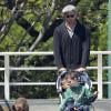 Tom Brady en mode papa poule emmène ses enfants Benjamin et John Edward jouer au parc à Boston, le 18 mai 2013