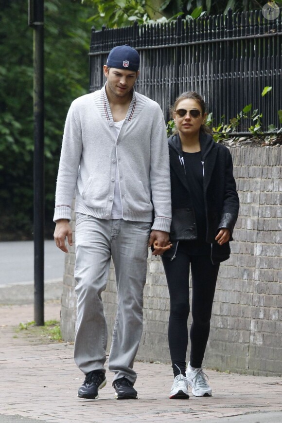 Ashton Kutcher et Mila Kunis main dans la main à Londres, le 19 mai 2013.