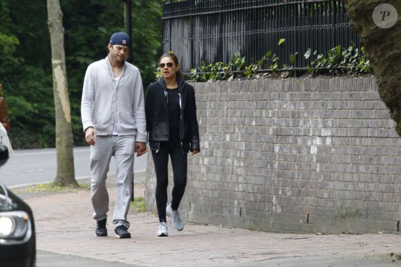 Ashton Kutcher et Mila Kunis se promènent à Londres, le 19 mai 2013.