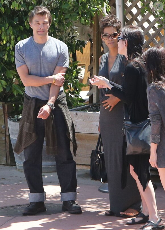Halle Berry et son fiancé Olivier Martinez déjeunent avec des amis au restaurant Geoffrey's à Malibu, le 19 mai 2013.