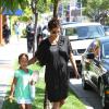 Après l'école, Halle Berry, enceinte de son deuxième enfant, et sa fille Nahla vont faire des courses à la boutique pour enfants Bel Bambini à Beverly Hills, le 20 mai 2013.