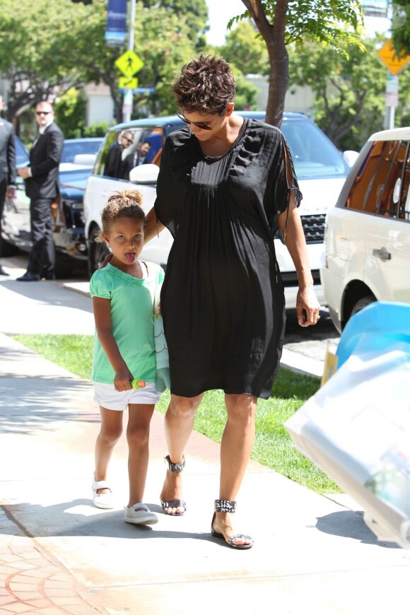 Après l'école, l'actrice Halle Berry, enceinte de son deuxième enfant, et sa fille Nahla vont faire des courses à la boutique pour enfants Bel Bambini à Beverly Hills, le 20 mai 2013.