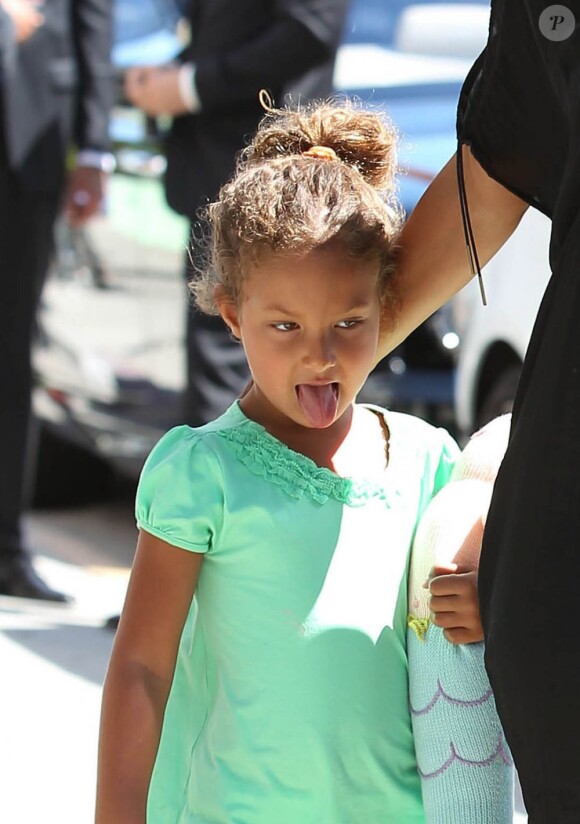 Après l'école, Halle Berry, enceinte de son deuxième enfant, et sa fille Nahla (5 ans) vont faire des courses à la boutique pour enfants Bel Bambini à Beverly Hills, le 20 mai 2013.