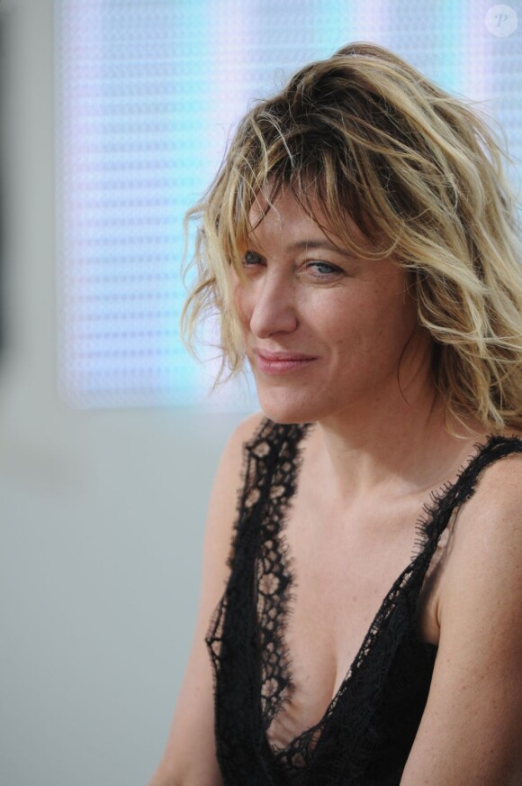 Valeria Bruni-Tedeschi pendant l'émission Le Grand Journal à Cannes, le 20 mai 2013.