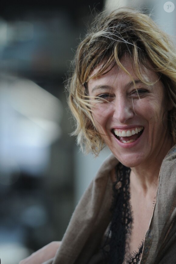 Valeria Bruni-Tedeschi tout sourire pendant l'émission Le Grand Journal à Cannes, le 20 mai 2013.