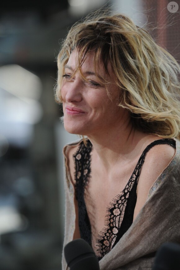 Valeria Bruni-Tedeschi émue pendant l'émission Le Grand Journal à Cannes, le 20 mai 2013.