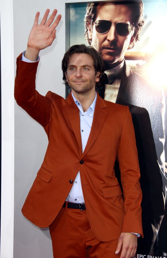 Bradley Cooper salue les fans à la première de Very Bad Trip 3 au Village Theatre à Westwood, Nevada, le 20 mai 2013.