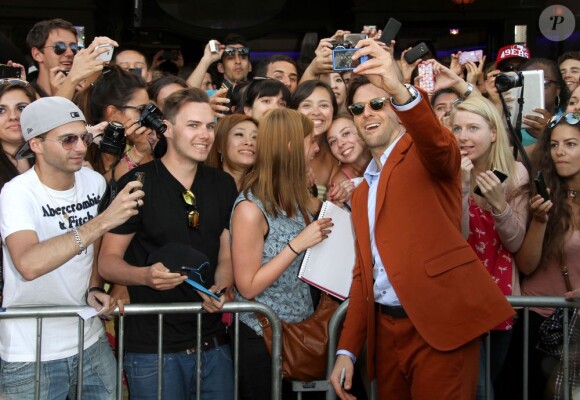 Bradley Cooper avec les fans à la première de Very Bad Trip 3 au Village Theatre à Westwood, Nevada, le 20 mai 2013.