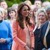 Kate Middleton à la Naomi House le 29 avril 2013. En mai, il est révélé que l'auteure Joan Smith s'en prend vertement à la duchesse de Cambridge dans son ouvrage The Public Woman.