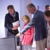 Le prince Philippe de Belgique et sa fille aînée, la princesse Elisabeth, 11 ans, l'exposition Inside the Station consacrée à la station polaire Princesse Elisabeth en Antarctique, le 20 mai 2013.