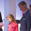 Le prince Philippe, attentif, et la princesse Elisabeth, 11 ans, visitaient l'exposition Inside the Station consacrée à la station polaire Princesse Elisabeth en Antarctique, le 20 mai 2013.