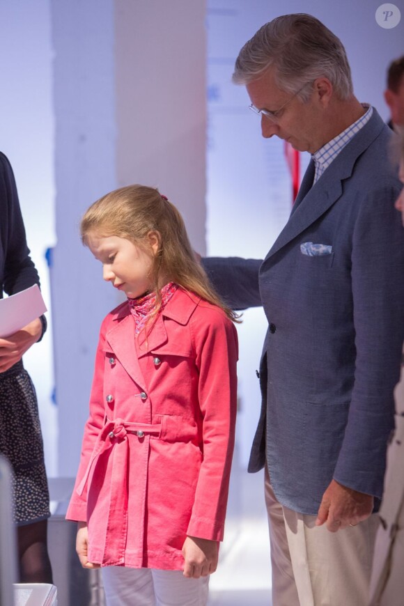 Le prince Philippe, attentif, et la princesse Elisabeth, 11 ans, visitaient l'exposition Inside the Station consacrée à la station polaire Princesse Elisabeth en Antarctique, le 20 mai 2013.