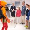 Un expert fait une démonstration... Le prince Philippe visitait avec sa fille aînée, la princesse Elisabeth, 11 ans, l'exposition Inside the Station consacrée à la station polaire Princesse Elisabeth en Antarctique, le 20 mai 2013.