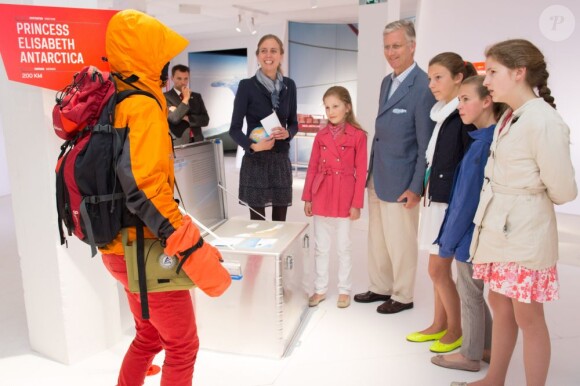 Un expert fait une démonstration... Le prince Philippe visitait avec sa fille aînée, la princesse Elisabeth, 11 ans, l'exposition Inside the Station consacrée à la station polaire Princesse Elisabeth en Antarctique, le 20 mai 2013.