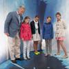 Le prince Philippe de Belgique et sa fille aînée, la princesse Elisabeth, 11 ans, l'exposition Inside the Station consacrée à la station polaire Princesse Elisabeth en Antarctique, le 20 mai 2013.