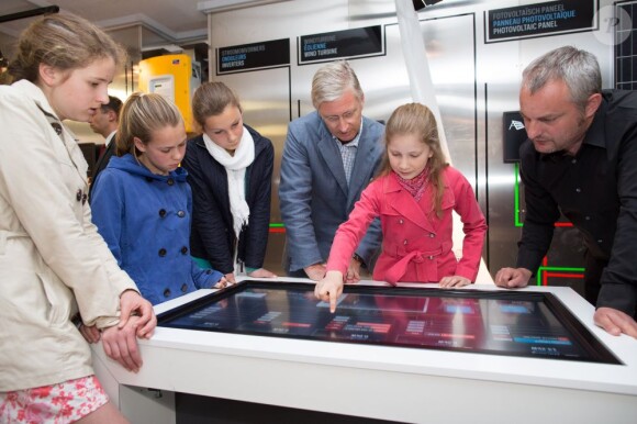Le prince Philippe et la princesse Elisabeth de Belgique, sa fille aînée, visitaient l'exposition Inside the Station consacrée à la station polaire Princesse Elisabeth en Antarctique, le 20 mai 2013.