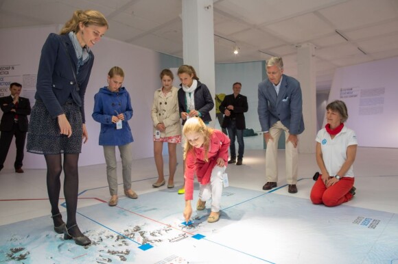La jeune princesse, sous le regard de quelques copines, s'est prêtée à quelques ateliers découverte... Le prince Philippe visitait avec sa fille aînée, la princesse Elisabeth, 11 ans, l'exposition Inside the Station consacrée à la station polaire Princesse Elisabeth en Antarctique, le 20 mai 2013.