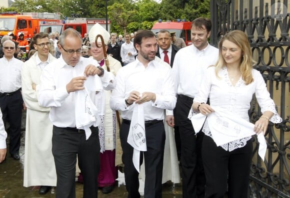 Le prince Guillaume de Luxembourg et son épouse, la princesse Stéphanie, participent à la procession dansante d'Echternach au Luxembourg, le 21 mai 2013. 