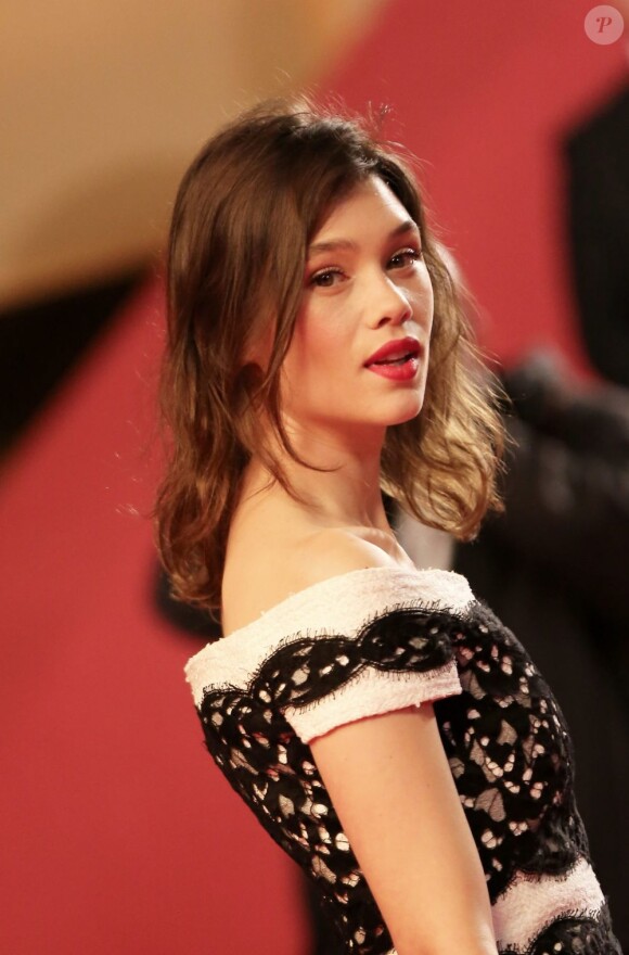 Astrid Berges-Frisbey glamour et fragile en Chanel pour la montée des marches du film Only God Forgives lors du 66e Festival du film de Cannes, le 22 mai 2013