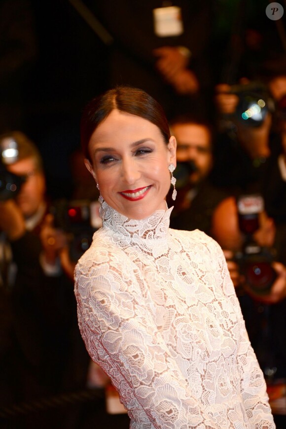 Elsa Zylberstein souriante et habillée par Zuhair Murad à la montée des marches du film Only God Forgives lors du 66e Festival du film de Cannes, le 22 mai 2013