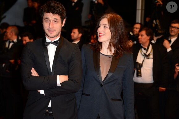Jérémie Elkaïm, Valérie Donzelli s'éclatent à la montée des marches du film Only God Forgives lors du 66e Festival du film de Cannes, le 22 mai 2013