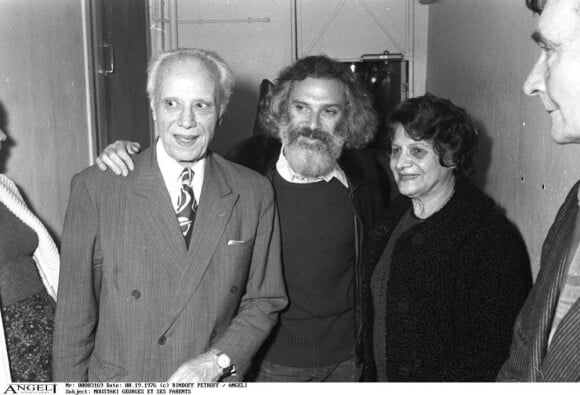 Georges Moustaki à Bobino en 1976 avec ses parents Nessim et Sarah. 