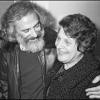 Georges Moustaki avec sa mère Sarah à Bobino le 9 novembre 1976.