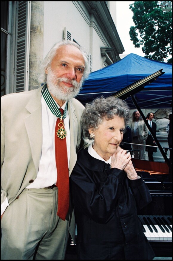 Georges Moustaki avec Mireille Hartuch le 27 juin 1996 à Paris.