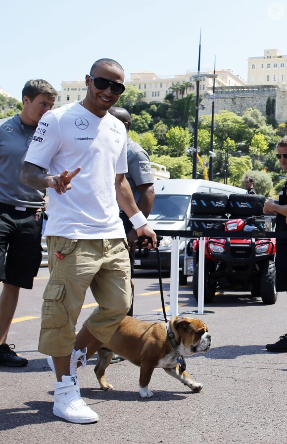Lewis Hamilton et son chien Roscoe découvre le circuit de Monaco et le paddock du Grand Prix de F1 le 22 mai 2013