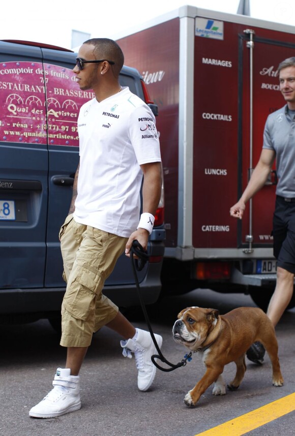 Lewis Hamilton et son chien Roscoe découvre le circuit de Monaco et le paddock du Grand Prix de F1 le 22 mai 2013