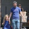 Busy Philipps, enceinte, son époux Marc Silverstein et leur fille font du shopping à Hollywood, le 4 mai 2013.