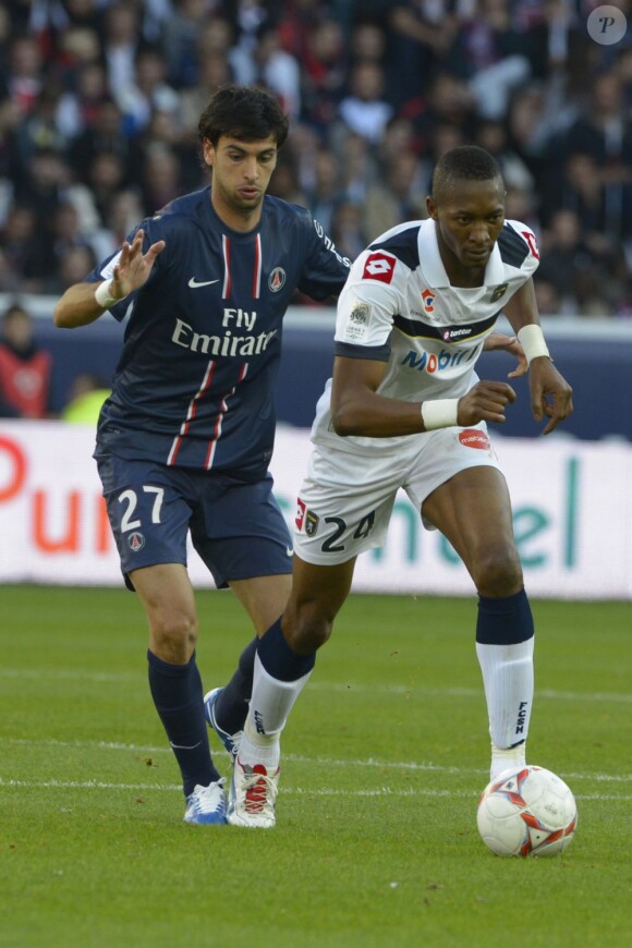 Kalilou Traoré devant Javier Pastore lors du match entre le Paris Saint-Germain et Sochaux au Parc des Princes à Paris le 29 septembre 2012